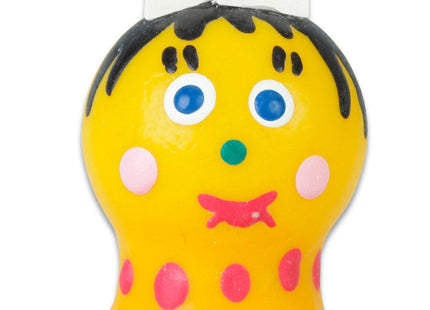 Gelbe plastikspielzeugfigur mit schwarzen haaren blauen augen rosa wangen und punkten im condomerie handbemalte kondome für mädchen