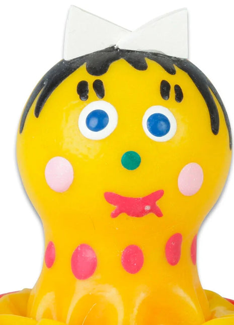 Gelbe plastikspielzeugfigur mit schwarzen haaren blauen augen rosa wangen und punkten im condomerie handbemalte kondome für mädchen