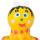 Gelbe plastikspielzeugfigur mit schwarzen haaren blauen augen rosa wangen und punkten im condomerie handbemalte kondome für mädchen