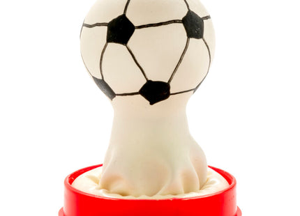 Eine weiße fußballförmige gummistempel mit schwarzen pentagon- und hexagon-patches auf rotem kunststofffuß für condomerie handbemalte neuheitskondome fußball