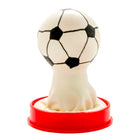 Eine weiße fußballförmige gummistempel mit schwarzen pentagon- und hexagon-patches auf rotem kunststofffuß für condomerie handbemalte neuheitskondome fußball