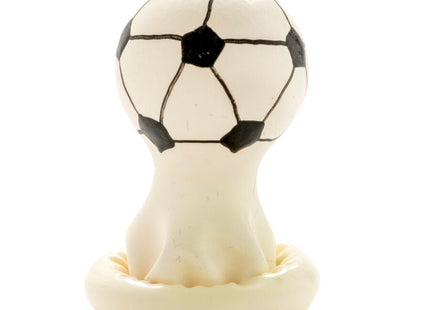 Weißer kerzenhalter in fußballform mit schwarz bemalten pentagonen und hexagonen von condomerie