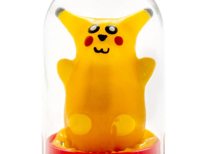 Gelbe pikachu figurine aus glas mit rotem sockel in condomerie handbemalte neuheitskondome gelbe maus