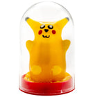 Gelbe pikachu figurine aus glas mit rotem sockel in condomerie handbemalte neuheitskondome gelbe maus