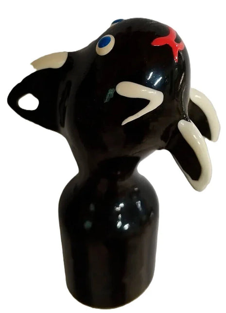 Black keramikstier figur mit weißen hörnern blauem auge und rotem x auf der stirn kondomerie handbemalte neuheitskondome gentle orca xl