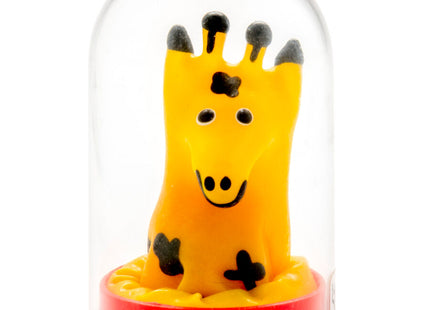 Eine handbemalte giraffen-förmige condomerie-neuheitskondomfigur in gelb mit schwarzen punkten unter glas