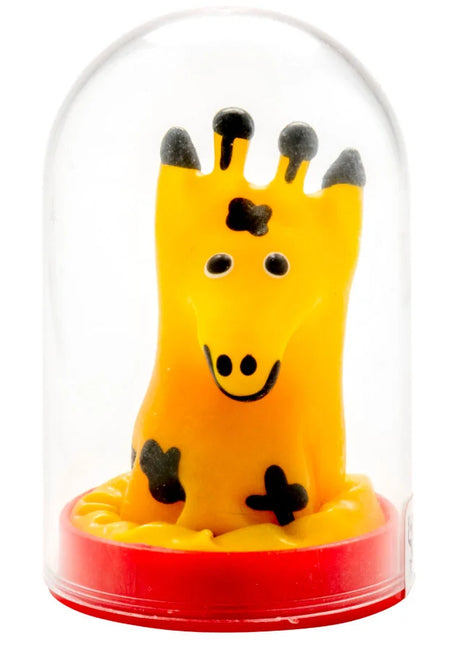 Eine handbemalte giraffen-förmige condomerie-neuheitskondomfigur in gelb mit schwarzen punkten unter glas