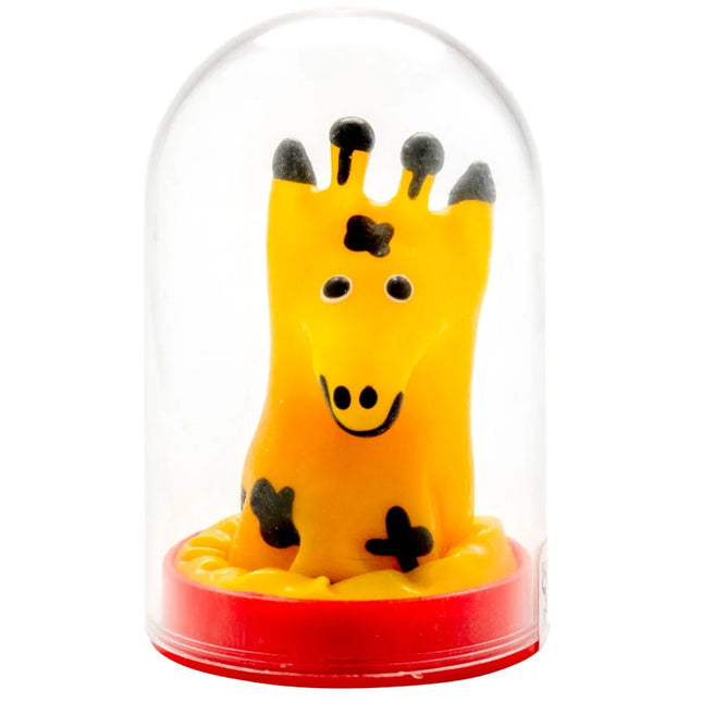 Eine handbemalte giraffen-förmige condomerie-neuheitskondomfigur in gelb mit schwarzen punkten unter glas
