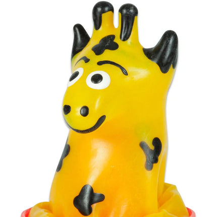 Gelbe plastikgiraffenfigur mit schwarzen punkten und lächelndem gesicht für condomerie handbemalte neuheitskondome giraffe