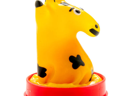 Handbemaltes giraffenförmiges kondom mit schwarzen punkten und rotem sockel von condomerie