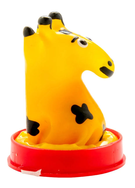 Handbemaltes giraffenförmiges kondom mit schwarzen punkten und rotem sockel von condomerie