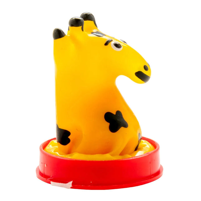 Handbemaltes giraffenförmiges kondom mit schwarzen punkten und rotem sockel von condomerie