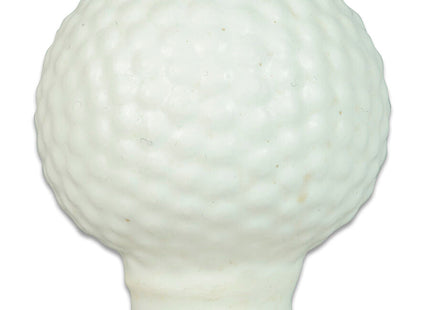 Weißer golfball mit genoppter oberfläche auf weißem plastiktee für condomerie handbemalte neuigkeitskondome golfball