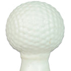 Weißer golfball mit genoppter oberfläche auf weißem plastiktee für condomerie handbemalte neuigkeitskondome golfball