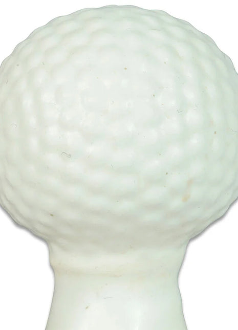 Weißer golfball mit genoppter oberfläche auf weißem plastiktee für condomerie handbemalte neuigkeitskondome golfball