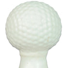 Weißer golfball mit genoppter oberfläche auf weißem plastiktee für condomerie handbemalte neuigkeitskondome golfball
