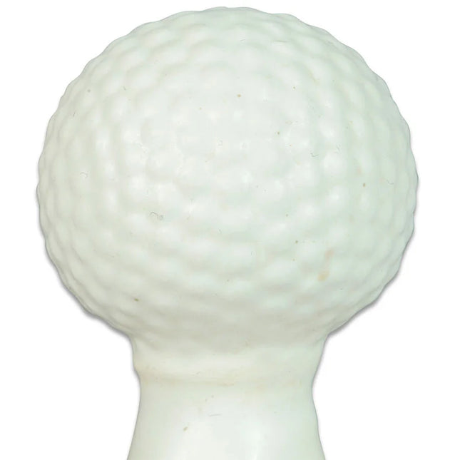 Weißer golfball mit genoppter oberfläche auf weißem plastiktee für condomerie handbemalte neuigkeitskondome golfball