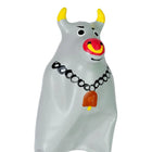 Graue glasfigur eines stiers mit gelben hörnern roter und gelber nase schwarzen augendetails und schwarzer kette mit orangefarbenem glöckchen aus der condomerie handbemalte neuheitskondome modell xl