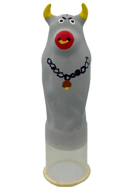 Grauer plastik bull modell xl mit gelben hörnern roter nase und schwarzer kettchenschmuck mit glocke von condomerie