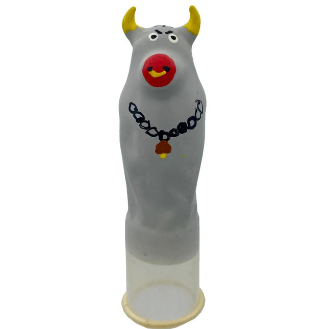 Grauer plastik bull modell xl mit gelben hörnern roter nase und schwarzer kettchenschmuck mit glocke von condomerie