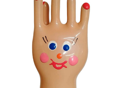 Eine fröhliche beige plastikhand mit roten nägeln und bemaltem gesicht auf handbemalte neuheitskondome xl