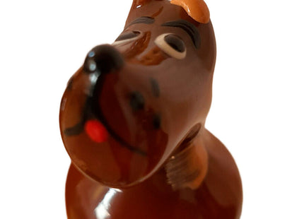 Braune keramik hundefigur mit glänzender oberfläche orange ohren und nase schwarze augen und markierungen kondomerie handbemalte neuheitskondome großer dänischer hund