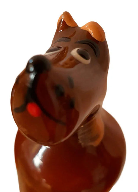 Braune keramik hundefigur mit glänzender oberfläche orange ohren und nase schwarze augen und markierungen kondomerie handbemalte neuheitskondome großer dänischer hund