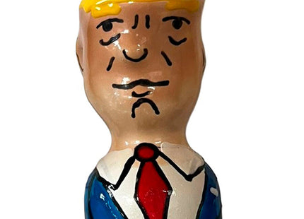 Handbemalte keramikfigur eines mannes mit blondem haar in blauem anzug und roter krawatte von condomerie grumpy trump
