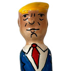 Handbemalte keramikfigur eines mannes mit blondem haar in blauem anzug und roter krawatte von condomerie grumpy trump