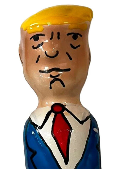 Handbemalte keramikfigur eines mannes mit blondem haar in blauem anzug und roter krawatte von condomerie grumpy trump