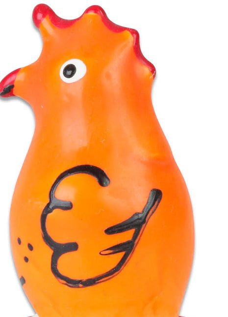 Vibrante orange keramikhahnfigur mit roten akzenten bei schnabel und kamm, handbemalt, schwarz konturierte flügel und punkte als füße