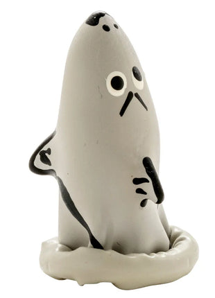 Eine niedliche graue keramikfigur eines cartoonrobben mit schwarzen augen und mustern aus der condomerie handbemalte neuheitskondome hai modell 1