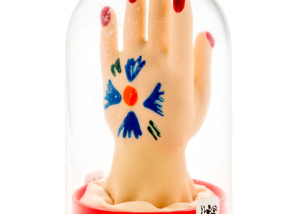 Beige handmodell mit rotem nagellack und farbenfrohem design auf der handfläche in klarglasglocke