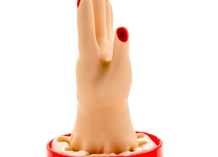 Ein beige Kunststoffhand mit roten Fingernägeln auf einem leuchtend roten runden Sockel handbemalte Neuheitskondome
