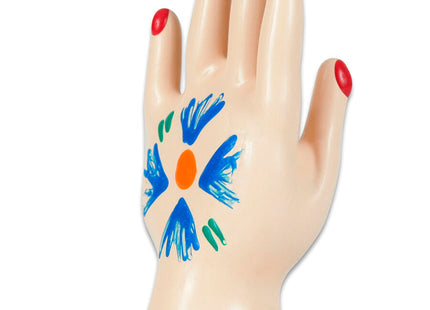 Beiges plastik-handmodell mit rotem nagellack und blumenmuster in blau orange und grün auf der handfläche