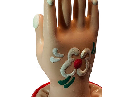 Beige plastik-handfigur mit hellgrüner nagellack und weißen, grünen sowie roten verzierungen auf der handfläche