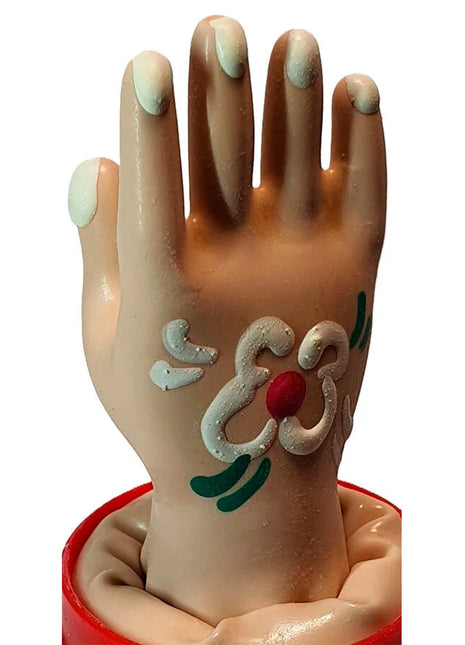 Beige plastik-handfigur mit hellgrüner nagellack und weißen, grünen sowie roten verzierungen auf der handfläche