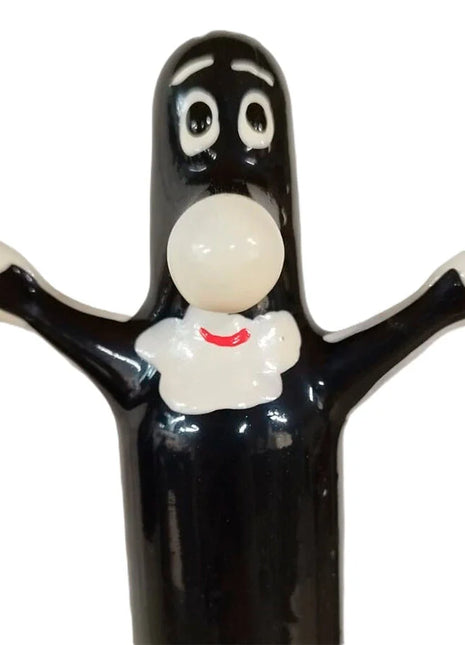 Schwarze glossy figur aus kunststoff mit weißen augen und rundem bauchknopf bei condomerie handbemalte novelty kondome happy puppet xl