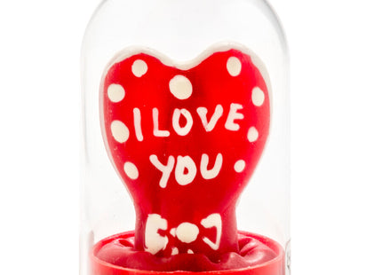 Handbemalte rote herzkerze mit weißen punkten und ich liebe dich schriftzug im glaskuppel condomerie modell 1