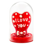 Handbemalte rote herzkerze mit weißen punkten und ich liebe dich schriftzug im glaskuppel condomerie modell 1