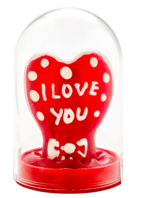 Handbemalte rote herzkerze mit weißen punkten und ich liebe dich schriftzug im glaskuppel condomerie modell 1