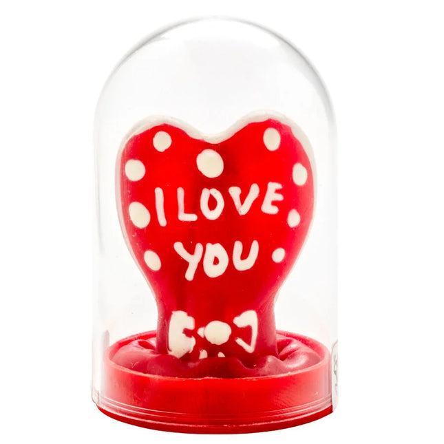 Handbemalte rote herzkerze mit weißen punkten und ich liebe dich schriftzug im glaskuppel condomerie modell 1