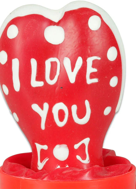 Rote herzförmige kerze mit weißen punkten und i love you in weißer glasur von condomerie handbemalt