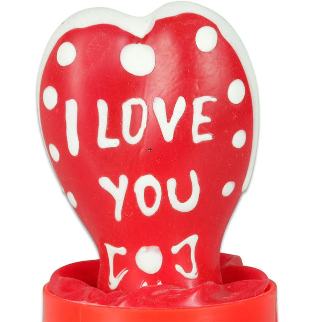 Rote herzförmige kerze mit weißen punkten und i love you in weißer glasur von condomerie handbemalt