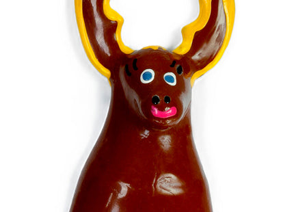 Ein glänzender brauner mooseförmiger schokoladenriegel mit gelben geweihen blauen augen und rosa mund von condomerie hirsch xl