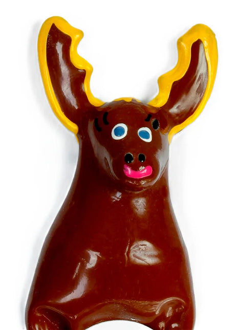 Ein glänzender brauner mooseförmiger schokoladenriegel mit gelben geweihen blauen augen und rosa mund von condomerie hirsch xl