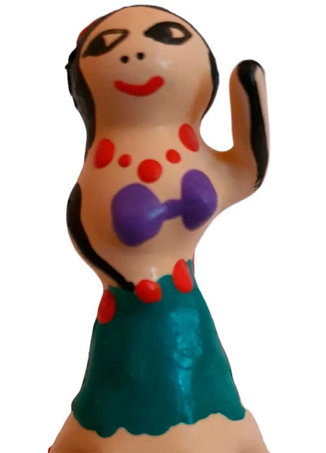 Handbemalte kondomfigurin hula girl in tealrock und lila top mit roten akzenten von condomerie