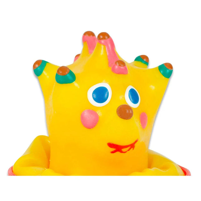 Ein fröhliches gelbes gummi-badspielzeug in kronenform mit bunten stacheln für condomerie handbemalte neuheitskondome igel