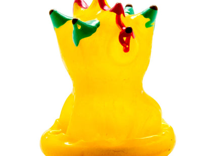 Ein lebhaftes gelbes plastikkrone mit grünen und roten akzenten aus der condomerie handbemalte neuheitskondome igel serie