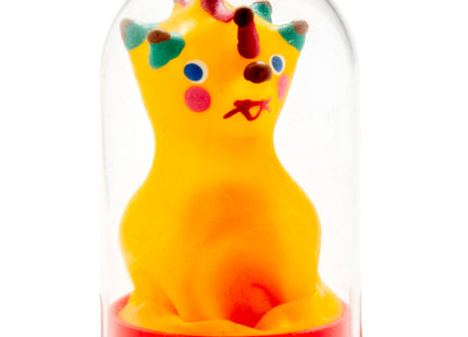 Ein handbemalter gelber gummiente novelty kondom im klaren glaskuppel auf rotem sockel von condomerie